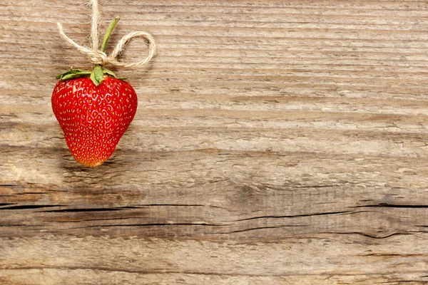 Frische reife Erdbeeren auf Jute-Hintergrund. Kopierraum. — Stockfoto