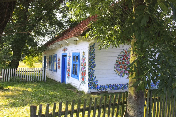 El dekore edilmiş kırsal evde zalipie, Polonya — Stok fotoğraf