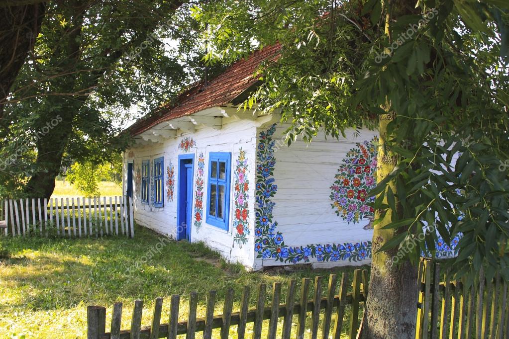 Hand decorated countryside house in Zalipie, Poland — Stock Photo © agneskantaruk 29571965