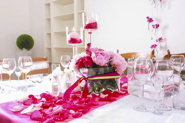 Lenyűgöző esküvői dekoráció készült, rózsaszín és piros rózsa. — Stock Fotó