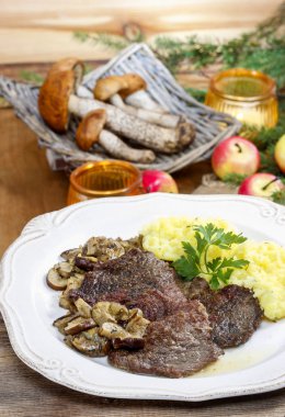 mantar ile kavrulmuş Dana eti