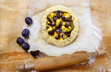haciendo galette ciruela y calabaza