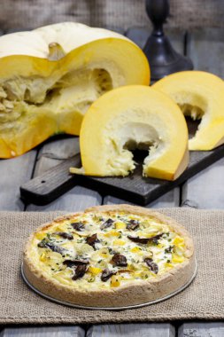 quiche lorraine kabaklar arasında ahşap tablo