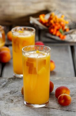 ahşap masa, seçici odak üstünde portakal suyu