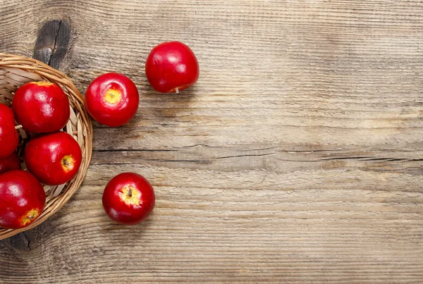 Red apples on wooden background. Copy space. — Stock Photo, Image