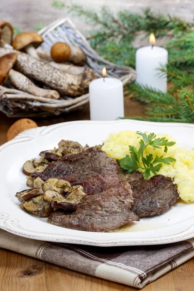 Carne assada com cogumelos — Fotografia de Stock