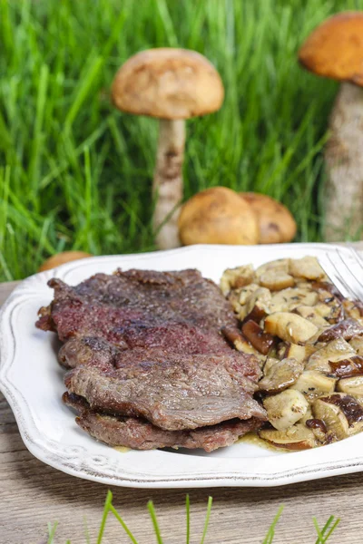 Roasted beef with mushrooms — Stock Photo, Image
