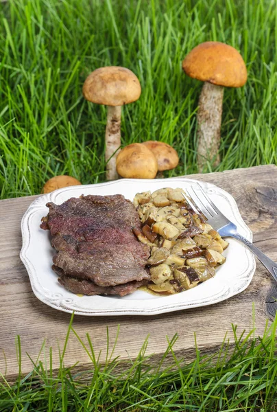 Carne assada com cogumelos — Fotografia de Stock