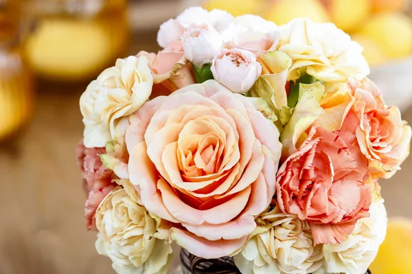 Bouquet de roses et d'œillets. Concentration sélective — Photo