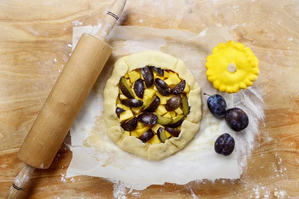 Fazendo galette de ameixa e abóbora — Fotografia de Stock