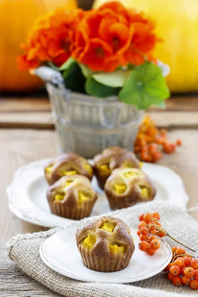 Muffins sobre mesa de madera en otoño —  Fotos de Stock