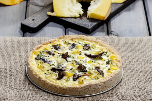 Quiche lorraine sul tavolo di legno tra le zucche — Foto Stock