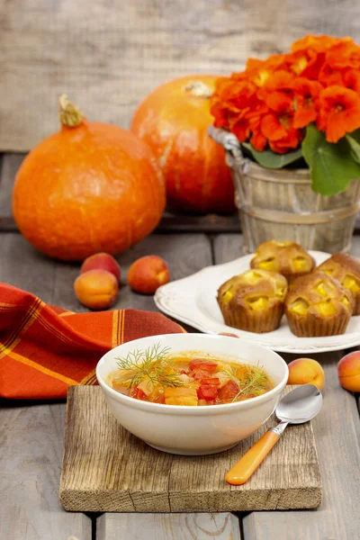 Bowl of tomato and pepper soup on wooden table. Autumn setting. — Stock Photo, Image