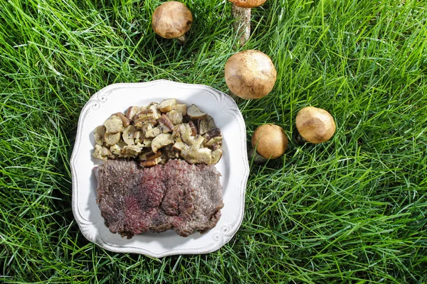 Carne assada com cogumelos — Fotografia de Stock