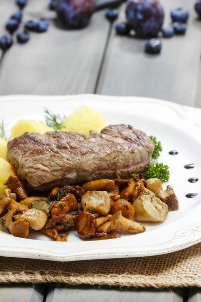 Roasted beef with mushrooms — Stock Photo, Image