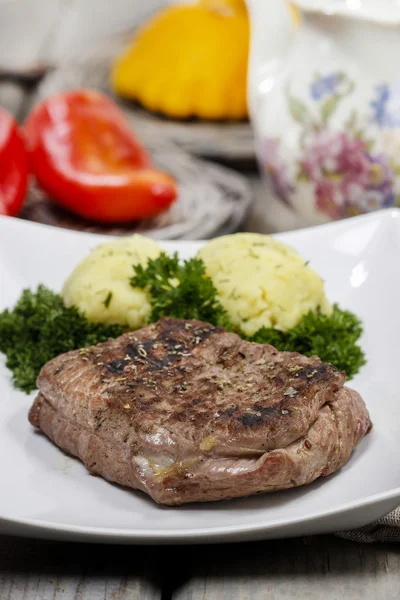 Roasted beef with potatoes — Stock Photo, Image