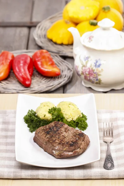 Roasted beef with potatoes — Stock Photo, Image