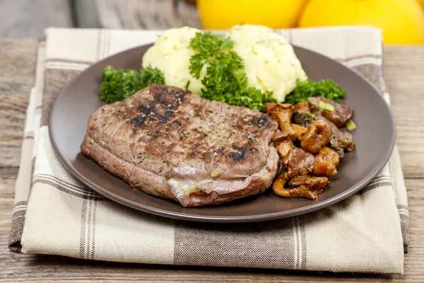 Carne assada com cogumelos — Fotografia de Stock