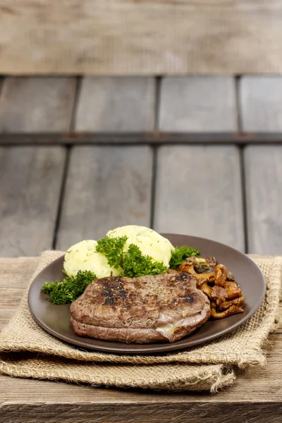 Carne assada com cogumelos — Fotografia de Stock