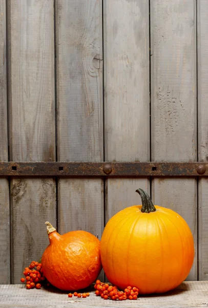 Halloween pumpkins on wooden background — Stock Photo, Image