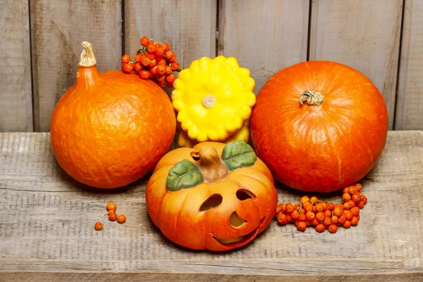 Abóboras de Halloween no fundo de madeira — Fotografia de Stock