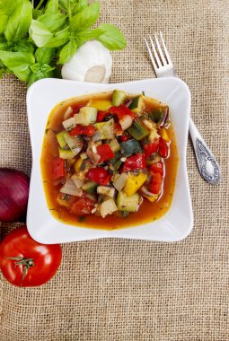 Kendir zemin üzerine domates ve biber yemeğin Üstten Görünüm