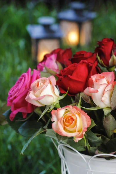 Bouquet de roses, garden party, lanternes sur herbe à l'arrière — Photo