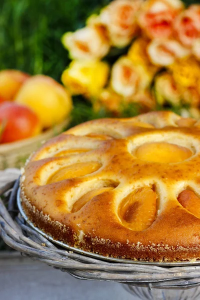 Bolo de damasco redondo na banca de bolo. Festa de jardim, foco seletivo — Fotografia de Stock