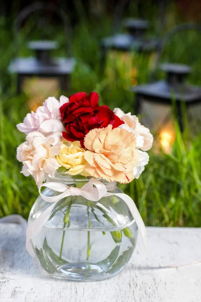 Bouquet von atemberaubenden bunten Nelkenblüten — Stockfoto