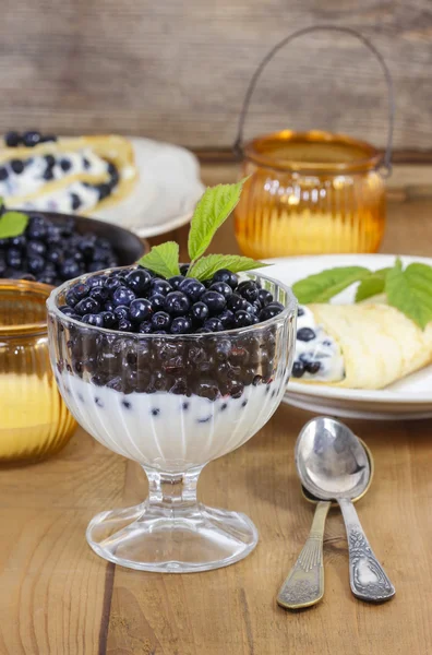 Creamy dessert with blueberries on wooden table. Wooden, rustic — Stock Photo, Image