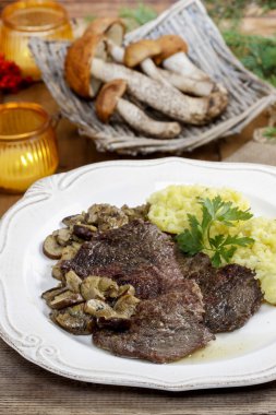 mantar ile kavrulmuş Dana. sonbahar Tablo ayarı