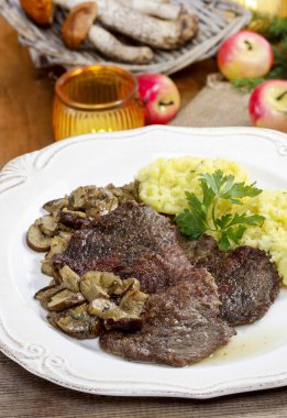 mantar ile kavrulmuş Dana. sonbahar Tablo ayarı