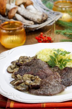 mantar ile kavrulmuş Dana. sonbahar Tablo ayarı