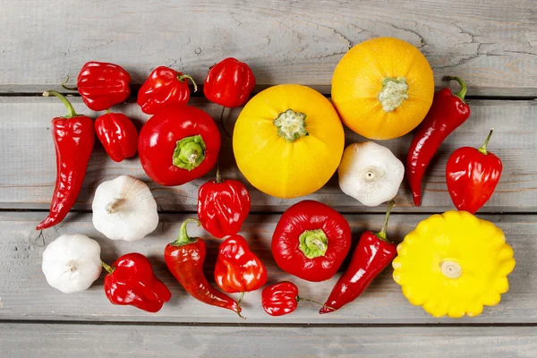 Set van groenten op houten tafel — Stockfoto