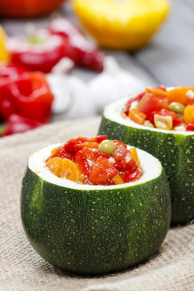 Calabacín relleno con ensalada de verduras — Foto de Stock