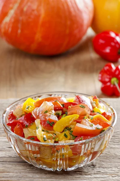 Fresh colorful vegetable salad in transparent glass bowl — Stock Photo, Image