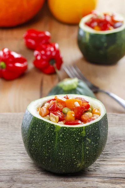 Zucchini gefüllt mit Gemüsesalat — Stockfoto