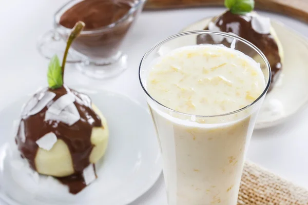 Lassi es una bebida popular, tradicional y a base de yogur. —  Fotos de Stock