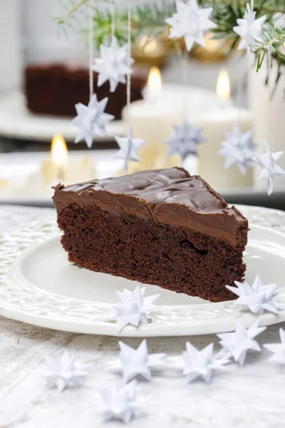 Pièce de gâteau au chocolat dans un décor de table de Noël blanc — Photo