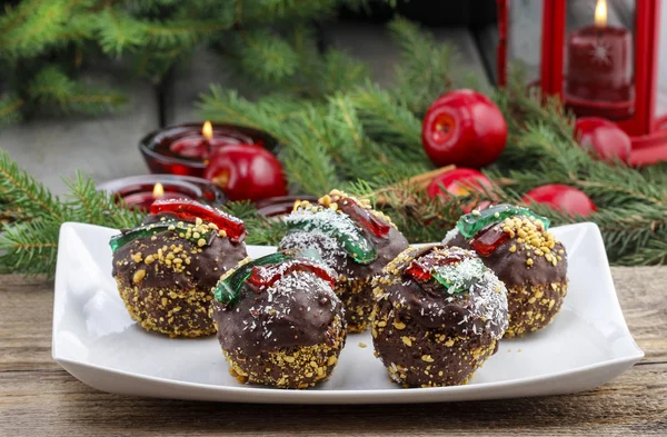 Tortas de Navidad de chocolate de forma redonda, decoradas con gelatina stri —  Fotos de Stock