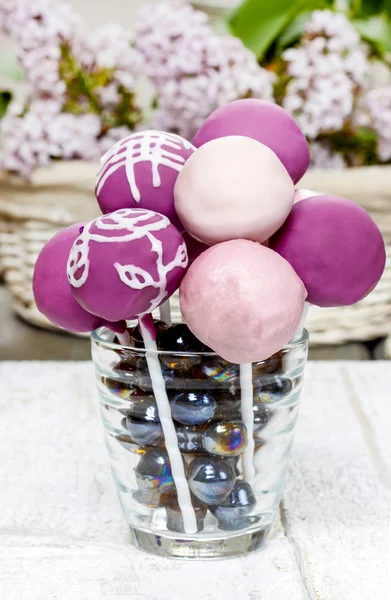 Вайолет, лиловый и розовый торт хлопает — стоковое фото