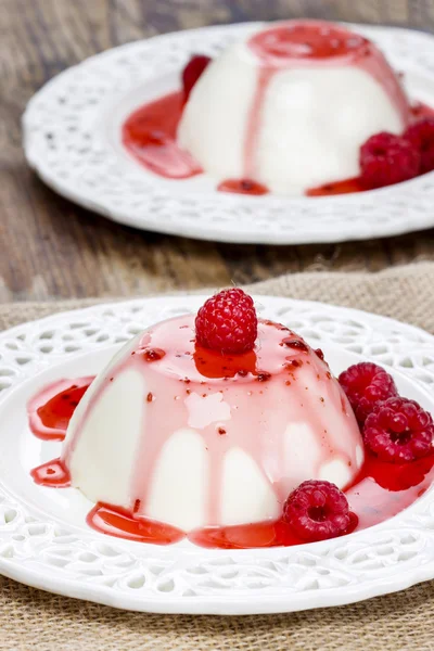 Flan with raspberry sauce and fresh fruits — Stock Photo, Image