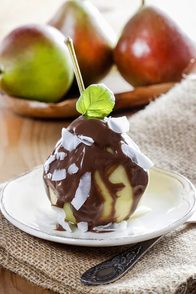 Päron med choklad sås — Stockfoto