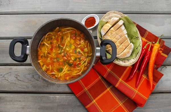 Vue de dessus sur pot de soupe de tomate sur une vieille table en bois — Photo