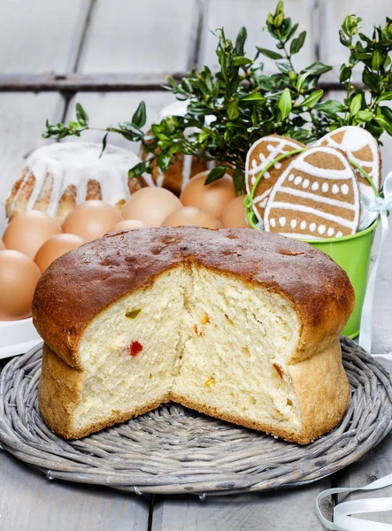 Easter festive yeast cake, gingerbread cookies — Stock Photo, Image