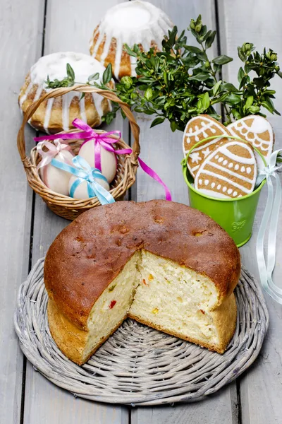 Easter festive yeast cake, gingerbread cookies — Stock Photo, Image