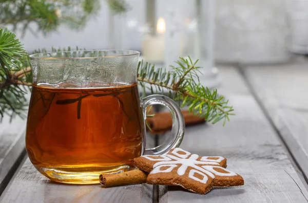 Glas van hete dampende thee en peperkoek Kerstmis cookie — Stockfoto