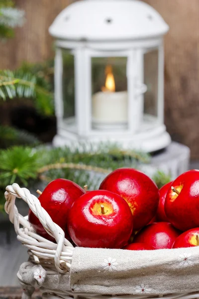 Röda äpplen i korgen. traditionell jul miljö — Stockfoto