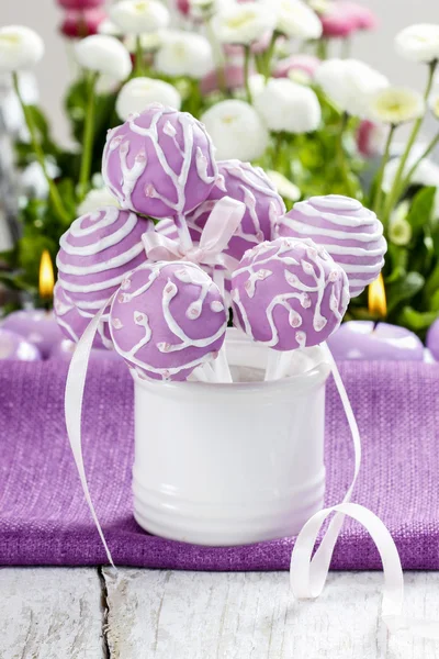 Lila Cake Pops in weißem Keramikglas. weiße und rosa Gänseblümchen — Stockfoto