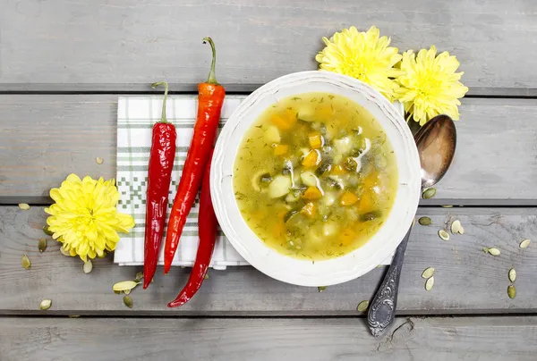 Pohled shora středomořská zeleninová polévka. Red hot chili peppers — Stock fotografie